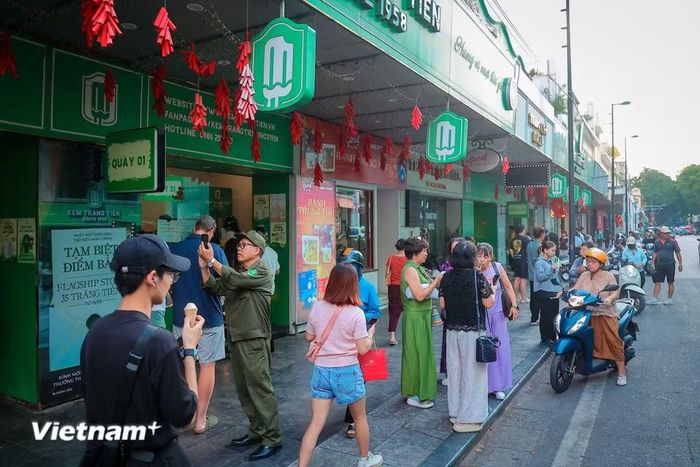 Tuy nhiên, sự tấp nập tại số 35 trong những ngày cuối này chính là lời chia tay đầy trân trọng mà khách hàng tri ân một "tọa độ ký ức" của Hà Nội. (Ảnh: Hoài Nam/Vietnam+)