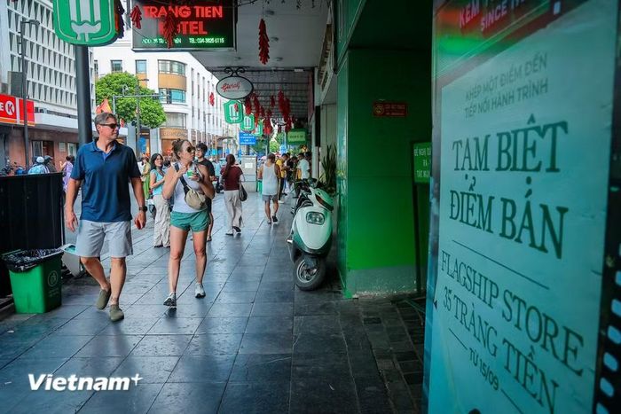 Đối với du khách trong và ngoài nước, không gian 35 Tràng Tiền luôn nằm trong danh sách "must-try" khi dừng chân tại vùng đất di sản. Việc địa điểm biểu tượng này ngừng hoạt động để lại nhiều bất ngờ, nhưng cũng khiến trải nghiệm thưởng thức kem trong những ngày này trở nên đặc biệt hơn. (Ảnh: Hoài Nam/Vietnam+)