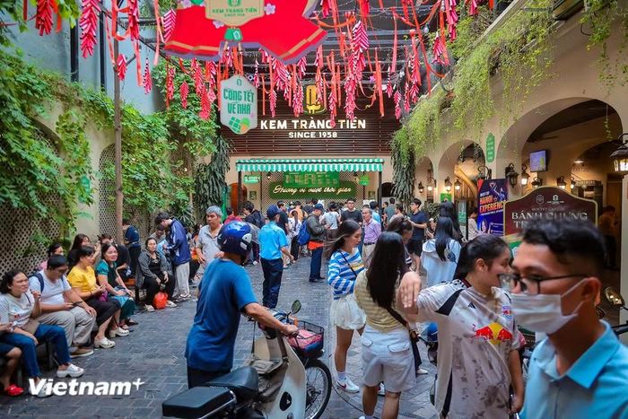 Ghi nhận trong những ngày qua, khoảng sân rộng vốn dĩ đã đông đúc nay lại càng đông đúc. (Ảnh: Hoài Nam/Vietnam+)