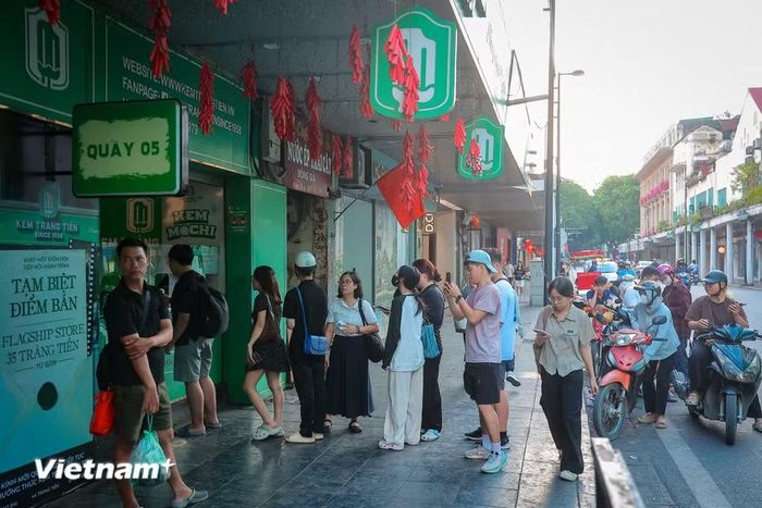 Du khách cùng người dân Thủ đô đổ về đây để thưởng thức những que kem mang vị ngọt ký ức, trước khi điểm bán biểu tượng này chính thức dừng hoạt động vào ngày 15/9. (Ảnh: Hoài Nam/Vietnam+)