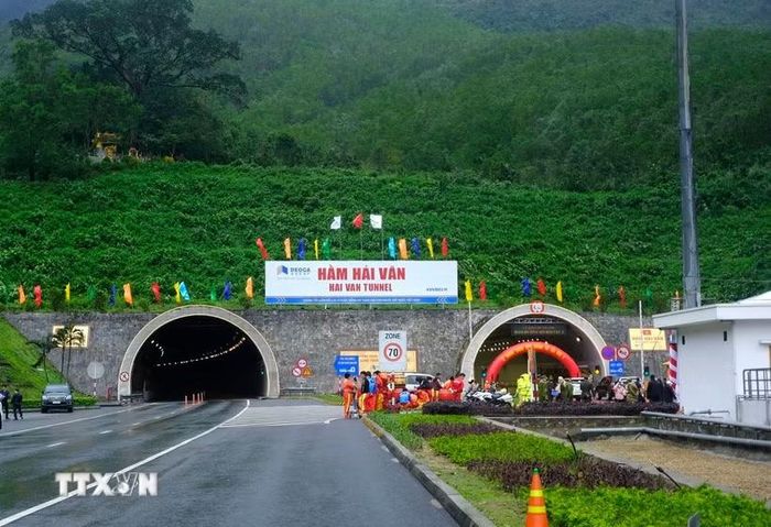Hai ống hầm 1 và 2 tại khu vực phía Nam hầm Hải Vân. (Ảnh: Quốc Dũng/TTXVN)