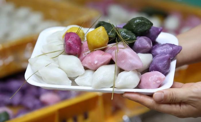 Bánh songpyeon ngũ sắc (osaek songpyeon) được nhuộm màu từ nguyên liệu tự nhiên như ngải cứu, dành dành, bí đỏ và gạo lứt đen.