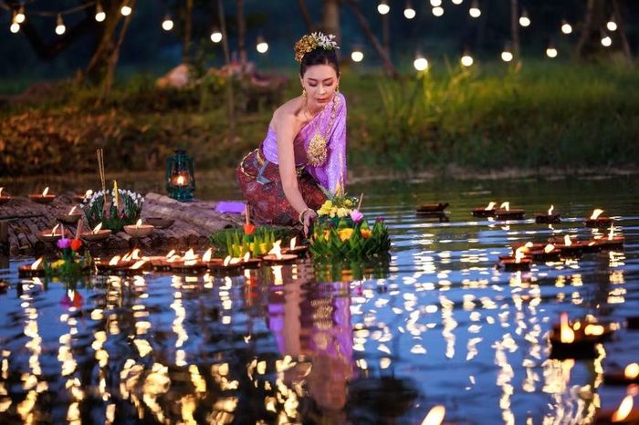 Nghi thức hướng về Quan Thế Âm Bồ Tát ở Thái Lan trong mùa Trung Thu.