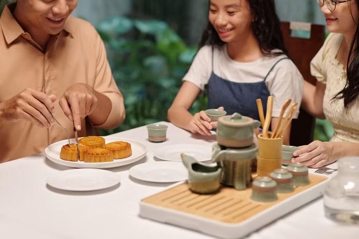 Từ những chiếc bánh Trung Thu đầy đặn đến chén trà nóng thơm, bàn tiệc đêm Rằm ở Trung Quốc tạo nên một nghi thức thưởng thức chậm rãi.