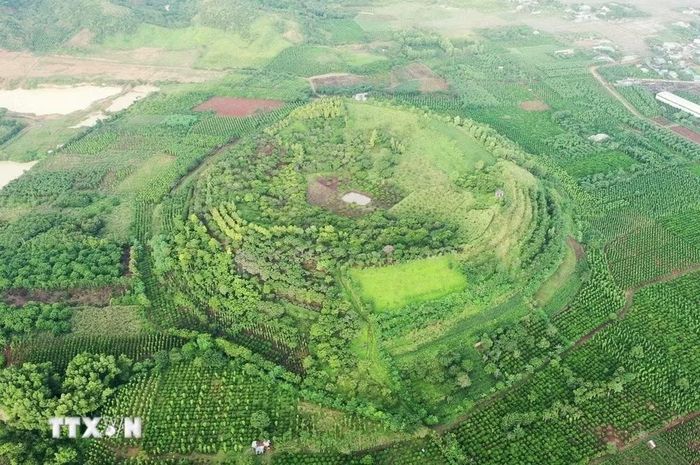 Miệng núi lửa là một trong những dạng địa hình đặc trưng trong vùng Công viên địa chất toàn cầu UNESCO Đắk Nông (tỉnh Lâm Đồng). (Ảnh: TTXVN phát)