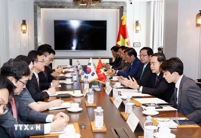 Chủ tịch Quốc hội Trần Thanh Mẫn tiếp ông Roh Tae Moon, Phó Chủ tịch cấp cao kiêm Tổng Giám đốc điều hành Samsung điện tử (Hàn Quốc). (Ảnh: Doãn Tấn/TTXVN)