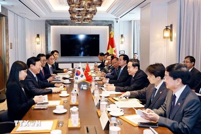 Chủ tịch Quốc hội Trần Thanh Mẫn tiếp ông Shin Dong Bin, Chủ tịch Tập đoàn Lotte (Hàn Quốc). (Ảnh: Doãn Tấn/TTXVN)