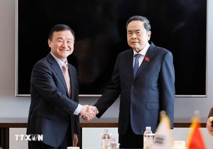 Cũng trong chiều 8/9/2026, tại thủ đô Seoul, Chủ tịch Quốc hội Trần Thanh Mẫn tiếp ông Roh Tae Moon, Phó Chủ tịch cấp cao kiêm Tổng Giám đốc điều hành Samsung điện tử (Hàn Quốc). (Ảnh: Doãn Tấn/TTXVN)