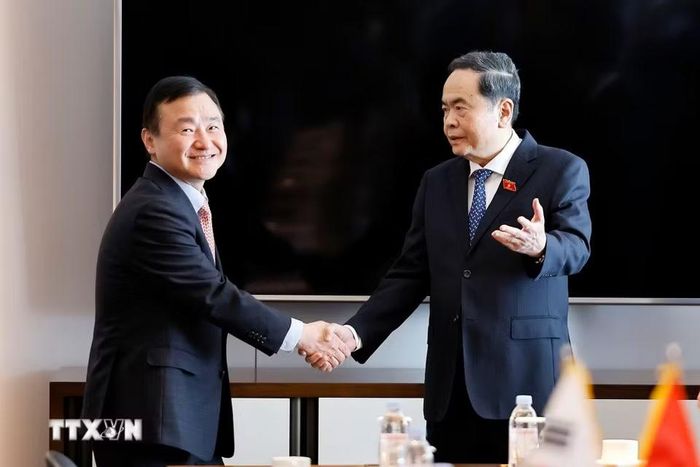 Chủ tịch Quốc hội Trần Thanh Mẫn tiếp ông Roh Tae Moon, Phó Chủ tịch cấp cao kiêm Tổng Giám đốc điều hành Samsung điện tử (Hàn Quốc). (Ảnh: Doãn Tấn/TTXVN)