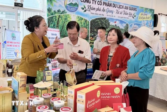 Các đại biểu dự hội nghị tham quan các gian hàng trưng bày sản phẩm OCOP, đặc sản tiêu biểu của các doanh nghiệp. (Ảnh: Thanh Sang/TTXVN)