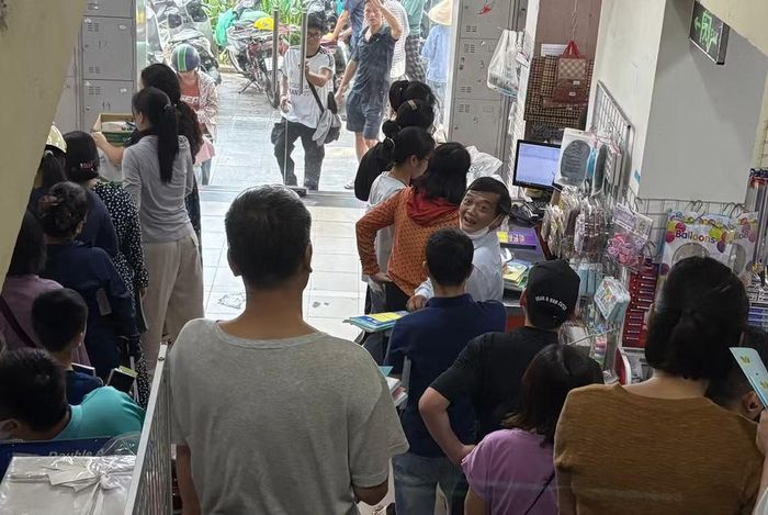 Phụ huynh xếp hàng chờ đến lượt thanh toán tại nhà sách Habook sáng nay, 8/9. (Ảnh: PV/Vietnam+)