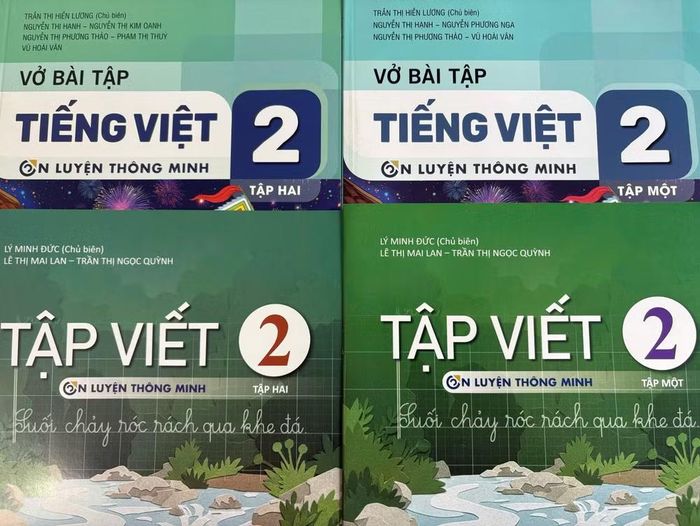Một quyển sách giáo khoa Tiếng Anh sẽ có thêm hai cuốn Vở bài tập và Vở tập viết đính kèm mà phụ huynh bắt buộc phải mua. Sách Tiếng Việt cũng tương tự. (Ảnh: PV/Vietnam+)