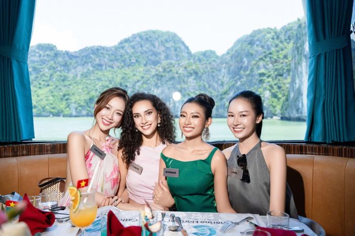 Các hoa hậu hậu thế giới trải nghiệm vịnh Hạ Long. (Ảnh: CTV/Vietnam+)