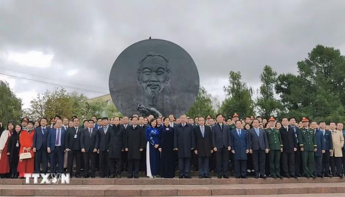 Tổng Bí thư, Chủ tịch nước Tô Lâm cùng Phu nhân và đoàn đại biểu cấp cao Việt Nam chụp ảnh lưu niệm tại Quảng trường Hồ Chí Minh ở thủ đô Moskva. (Ảnh: Tâm Hằng/TTXVN)