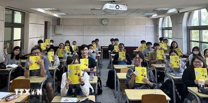 Sinh viên Đại học Đài Loan (Trung Quốc) với cuốn giáo trình học tiếng Việt của cô Nguyễn Thị Liên Hương. (Ảnh: TTXVN phát)