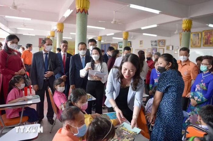 Phó Chủ tịch nước Võ Thị Ánh Xuân trao tặng sách cho các em học sinh lớp học tiếng Việt tại Udon Thani (Thái Lan, 6/2022). (Ảnh: Hữu Kiên/TTXVN)