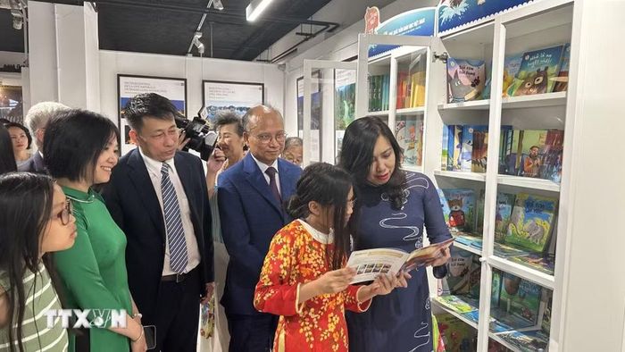 Thứ trưởng Ngoại giao Lê Thị Thu Hằng dự lễ khai trương Tủ sách Tiếng Việt tại Trung tâm Văn hóa Việt Nam tại Paris. (Ảnh Ngọc Hiệp/TTXVN)