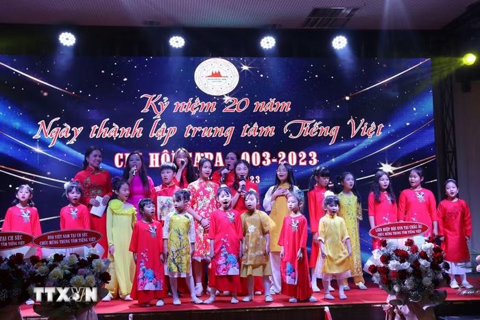 Trung tâm tiếng Việt tại Trung tâm Thương mại Sa Pa tổ chức lễ kỷ niệm 20 năm thành lập. Sau 20 năm hoạt động, Trung tâm đã hỗ trợ hơn 2.000 học sinh được phổ cập tiếng mẹ đẻ, có nhiều cháu đã thành thạo tiếng Việt. (Ảnh: Việt Dũng/TTXVN)