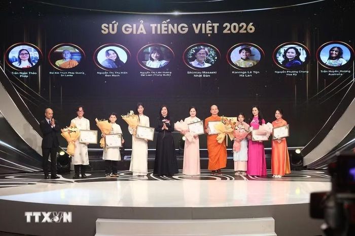 Thứ trưởng Bộ Ngoại giao Lê Thị Thu Hằng trao danh hiệu “Sứ giả tiếng Việt ở nước ngoài” năm 2026 cho 8 cá nhân tiêu biểu tại Gala tiếng Việt thân thương năm 2026. (Ảnh: TTXVN phát)
