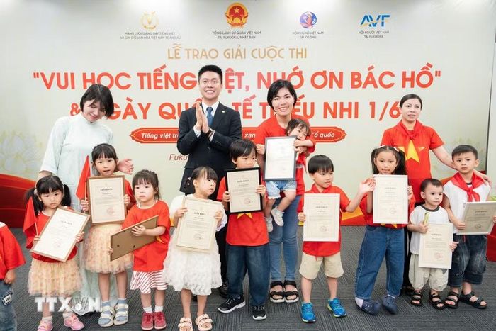 Ông Nguyễn Duy Anh, Tổng Thư ký Mạng lưới Giảng dạy tiếng Việt và gìn giữ văn hóa Việt Nam toàn cầu cùng các em nhỏ tham dự chương trình “Vui học tiếng Việt, nhớ ơn Bác Hồ” . (Ảnh: Xuân Giao - TTXVN)