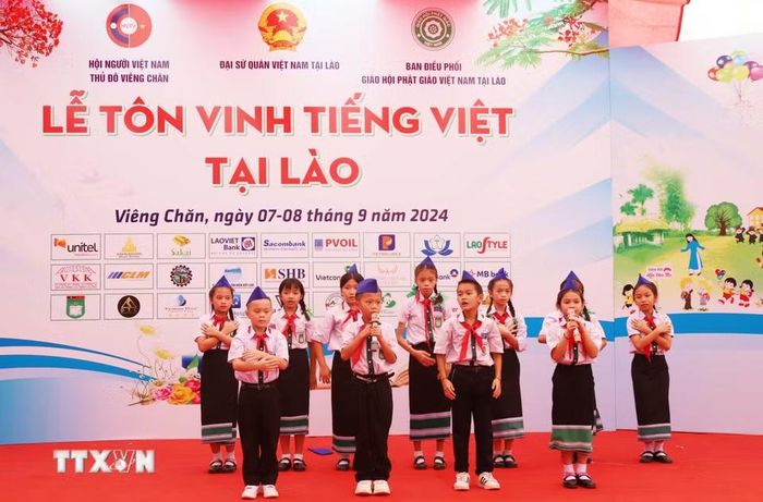 Tiết mục văn nghệ "Hát về Bác Hồ" của các em học sinh Việt Nam-Lào tại Lễ Tôn vinh tiếng Việt tại Lào. (Ảnh: Xuân Tú/TTXVN)