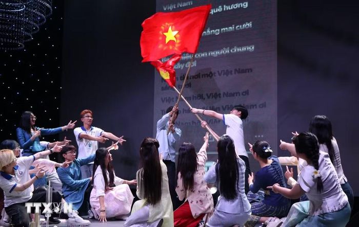 Tiết mục văn nghệ tham gia dự thi chương trình Giao lưu tiếng Việt của các thanh niên, sinh viên kiều bào (Huế, 7/2026). (Ảnh: Văn Dũng/TTXVN)