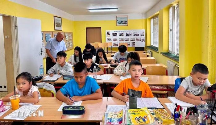 Một lớp học tiếng Việt tại Trung tâm tiếng Việt Sapa-Praha. (Ảnh: TTXVN phát)