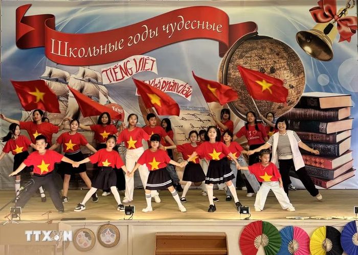 Tiết mục múa “Chào Việt Nam” do các em nhỏ Việt Nam tại Ulyanovsk (quê hương của lãnh tụ V.Lenin, thành phố kết nghĩa với tỉnh Nghệ An) trình diễn tại Ngày hội tiếng Việt lần thứ tư năm 2024. (Ảnh: Tâm Hằng/TTXVN)