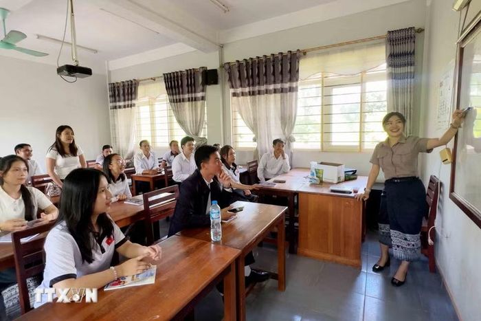 Lớp dự bị tiếng Việt cho cán bộ người Lào do cô Lanny Phetnion giảng dạy tại Khoa tiếng Việt, Đại học Quốc gia Lào. (Ảnh: Đỗ Bá Thành/TTXVN)