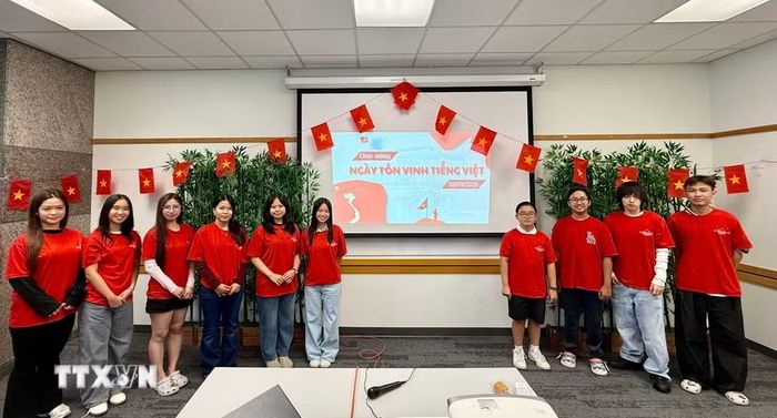 Nhóm Tuổi trẻ Việt (Viet Youth) thuộc Hội đồng Văn hóa và Giáo dục Canada–Việt Nam (CVCEC) tổ chức buổi giao lưu Nhân Ngày Tôn vinh tiếng Việt 8/9. (Ảnh: TTXVN phát)
