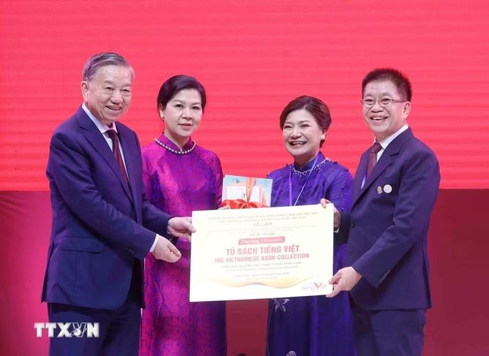 Tổng Bí thư, Chủ tịch nước Tô Lâm và Phu nhân trao tặng tượng trưng "Tủ sách tiếng Việt" cho Hội người Việt Nam toàn Thái Lan (5/2026). (Ảnh: Thống Nhất/TTXVN)