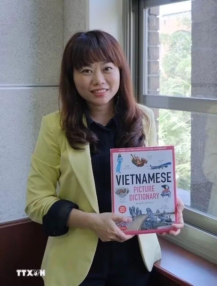 Cô Nguyễn Thị Liên Hương, Giảng viên bộ môn Tiếng Việt tại Đại học Đài Loan (Trung Quốc), tác giả và đồng tác giả của hơn 17 đầu sách tiếng Việt và văn hóa Việt Nam, dành cho các lứa tuổi từ bậc tiểu học đến nghiên cứu sinh. (Ảnh: TTXVN phát)