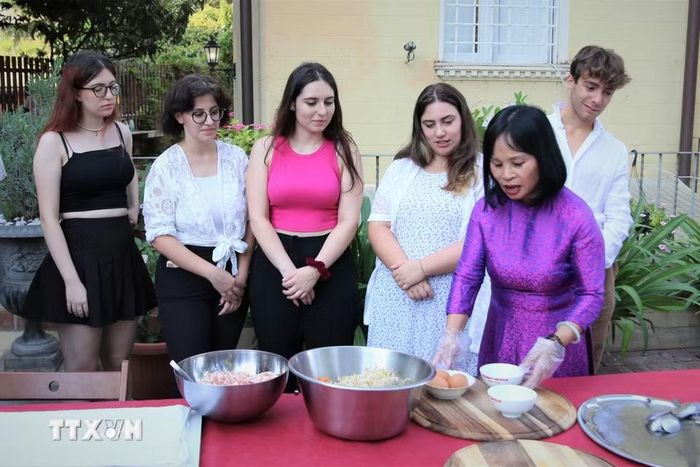 Giảng viên môn thực hành tiếng Việt Lê Thị Bích Hường giới thiệu với sinh viên về món nem truyền thống của Việt Nam tại “Ngày tôn vinh tiếng Việt tại Italy”. (Ảnh: Thanh Hải/TTXVN)