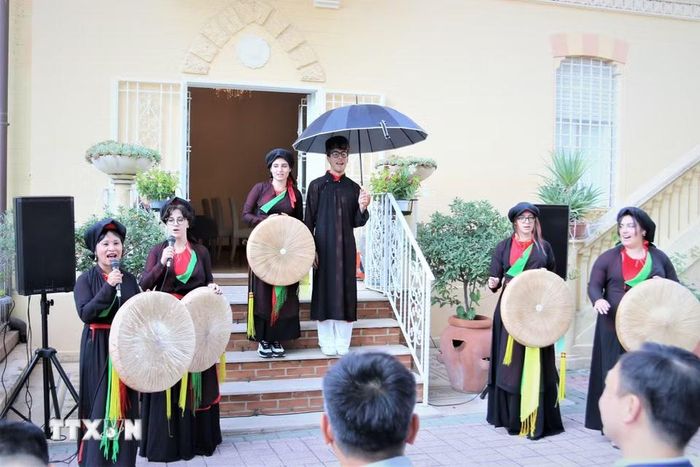 Sinh viên bộ môn tiếng Việt trường Ca'Foscari biểu diễn làn điệu Quan họ Bắc Ninh tại “Ngày tôn vinh tiếng Việt tại Italy”. (Ảnh: Thanh Hải/TTXVN)