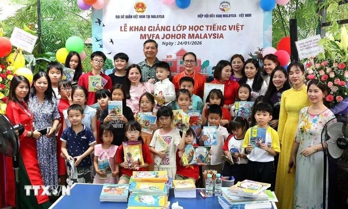 Đại sứ quán Việt Nam tại Malaysia tổ chức khai mạc lớp tiếng Việt, đánh dấu bước ngoặt quan trọng trong hành trình gìn giữ ngôn ngữ và lan toả các giá trị văn hoá của cộng đồng người Việt tại Malaysia. (Ảnh: Viên Luyến/TTTXVN)