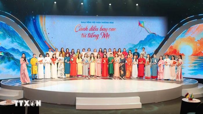 Giáo viên người Việt Nam ở nước ngoài cùng các Sứ giả tiếng Việt ở nước ngoài tại Gala tiếng Việt thân thương năm 2026 với chủ đề “Cánh diều bay cao từ tiếng Mẹ”. (Ảnh: TTXVN phát)