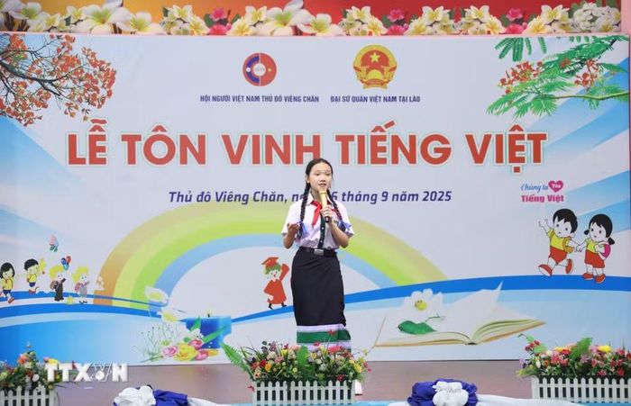 Em Vila Xaynhavong, học sinh lớp 8A Trường Song ngữ Lào-Việt Nam Nguyễn Du tham gia phần thi kể chuyện bằng tiếng Việt với chủ đề "Địa đạo Vịnh Mốc-Quảng Trị, nơi sự sống bất diệt" tại Lễ Tôn vinh tiếng Việt tại Lào. (Ảnh: Xuân Tú/TTXVN)