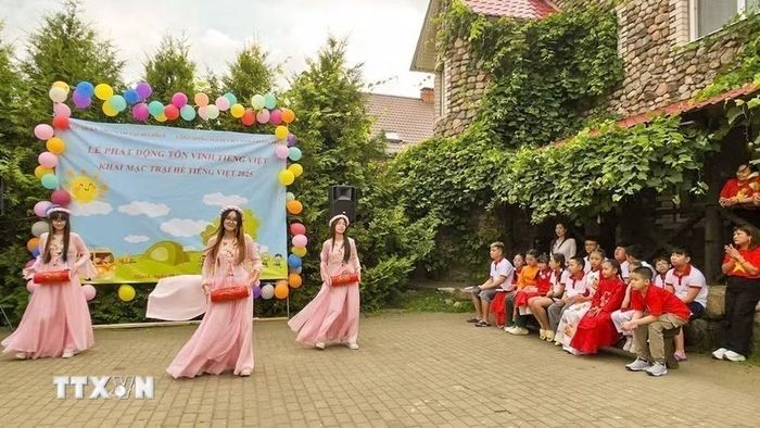 Tiết mục Trống cơm của học sinh Lớp tiếng Việt tại “Trại hè tiếng Việt” lần thứ 4 của kiều bào tại Belarus. (Ảnh: TTXVN phát)