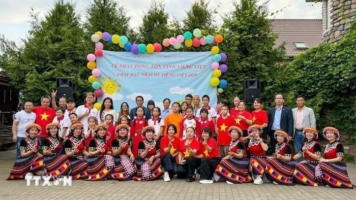 Đại sứ quán Việt Nam tại Belarus phối hợp với Hội Người Việt tổ chức lễ phát động phong trào tôn vinh tiếng Việt và khai mạc “Trại hè tiếng Việt” lần thứ 4 của kiều bào tại Belarus (Minsk. (Ảnh: TTXVN phát)