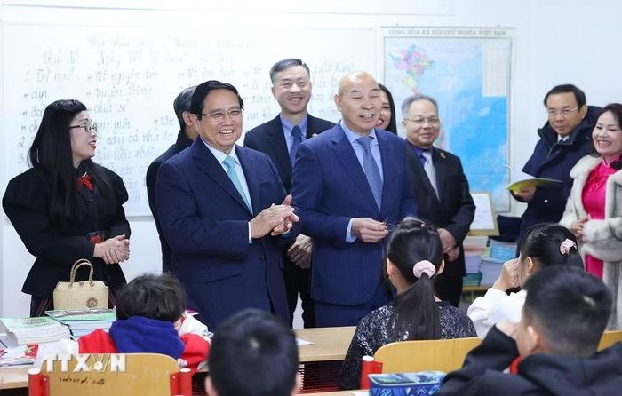 Thủ tướng Phạm Minh Chính thăm lớp học Tiếng Việt cho trẻ em tại Trung tâm Thương mại Sapa tại thủ đô Praha (Séc, 1/2025). (Ảnh: Dương Giang/TTXVN)