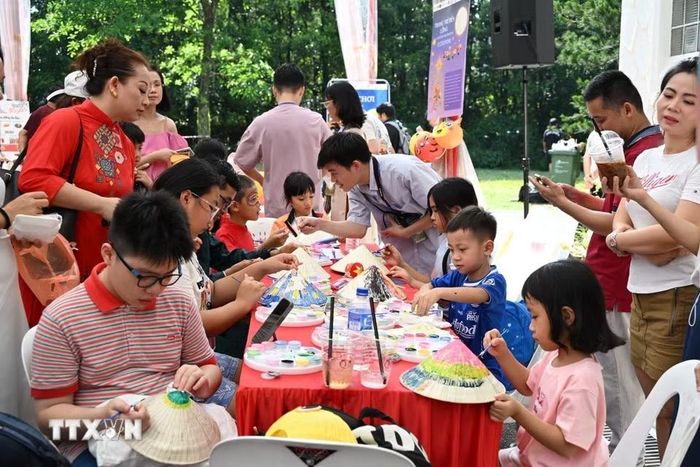 Ban Liên lạc Cộng đồng Người Việt Nam tại Singapore tổ chức Lễ hội Trung thu thường niên nhằm gắn kết cộng đồng và lan tỏa văn hóa Việt. (Ảnh: TTXVN phát)