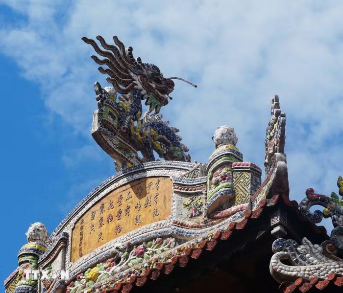 Hình tượng rồng tinh xảo đắp bằng khảm sành sứ trên mái chùa Từ Đàm, thành phố Huế. (Ảnh: Nguyên Lý/TTXVN)