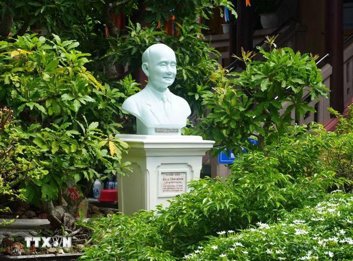 Tượng bác sỹ Lê Đình Thám, pháp danh Tâm Minh - vị cư sỹ có công trong phong trào chấn hưng Phật giáo tại miền Trung những năm 1930-1945, tại chùa Từ Đàm, thành phố Huế. (Ảnh: Nguyên Lý/TTXVN)
