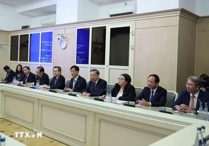 Tổng Bí thư, Chủ tịch nước Tô Lâm và thành viên đoàn cấp cao Việt Nam tại cuộc hội kiến Chủ tịch Duma Quốc gia Nga Vyacheslav Volodin. (Ảnh: Thống Nhất/TTXVN)