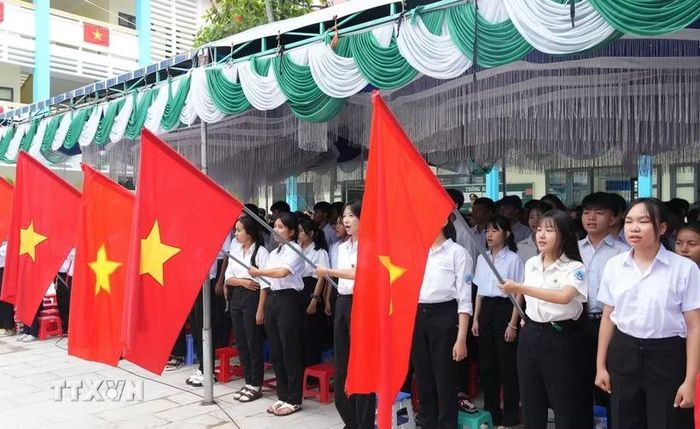 Học sinh Trường Trung học cơ sở-Trung học phổ thông Bác Ái thực hiện nghi thức chào cờ lễ khai giảng năm học mới. (Ảnh: Phan Sáu/TTXVN)