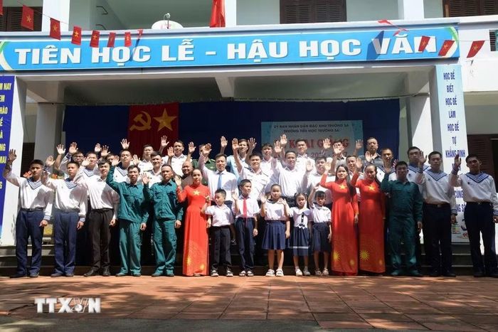 Thầy và trò ở đặc khu Trường Sa năm học mới 2026-2027. (Ảnh: TTXVN phát)