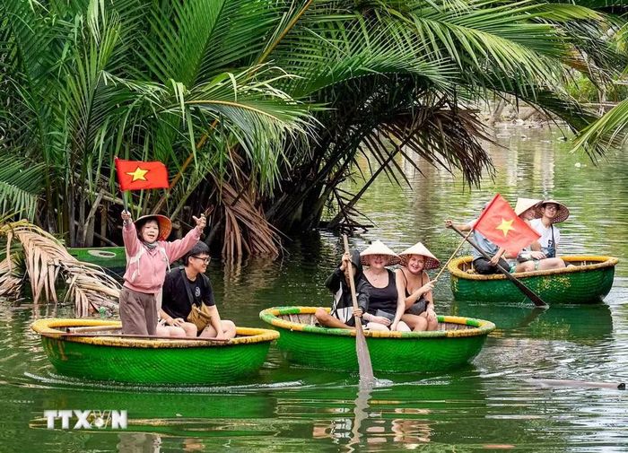 Không chỉ là phương tiện di chuyển, thuyền thúng còn trở thành một sản phẩm trải nghiệm du lịch độc đáo, gắn với văn hóa sông nước và tạo nên những khoảnh khắc ấn tượng cho du khách khi đến vùng đất này. (Ảnh: Khánh Hòa/TTXVN)