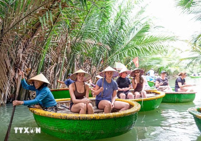 Không chỉ là phương tiện di chuyển, thuyền thúng còn trở thành một sản phẩm trải nghiệm du lịch độc đáo, gắn với văn hóa sông nước và tạo nên những khoảnh khắc ấn tượng cho du khách khi đến vùng đất này. (Ảnh: Khánh Hòa/TTXVN)
