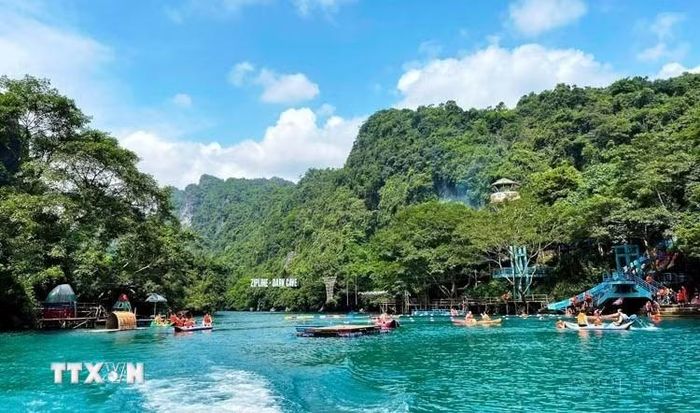 Du khách trải nghiệm nhiều trò chơi tại các điểm du lịch ở Phong Nha-Kẻ Bàng. (Ảnh: Võ Dung/TTXVN)