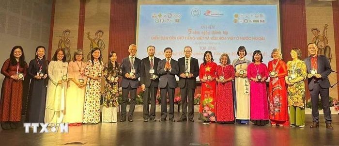 Một hoạt động ghi nhận sự đóng góp của các cá nhân, tổ chức cho việc gìn giữ tiếng Việt và văn hóa Việt ở nước ngoài do Trung tâm Văn hóa Việt Nam tại Pháp phối hợp tổ chức. (Ảnh: TTXVN phát)